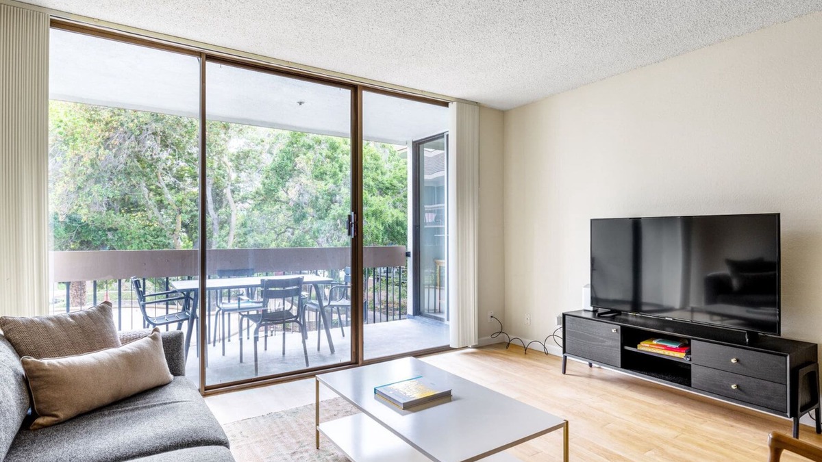 Central San Mateo Apartment | Luxe San Mateo 1BR w/W/D, Pool, near stores and Caltrain, by Blueground