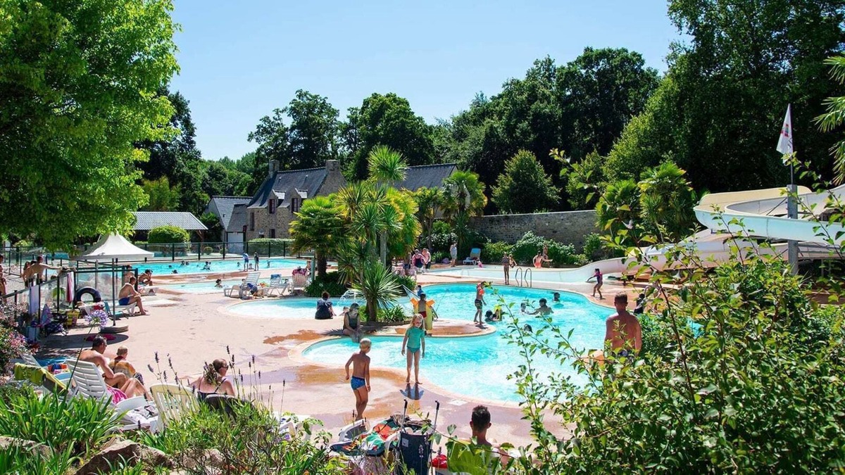 Saint-Cast-le-Guildo Ski Chalet | Luxe Sanitary XL 6 Pers Villatent at Beautiful 5-star camping Château de Galinée