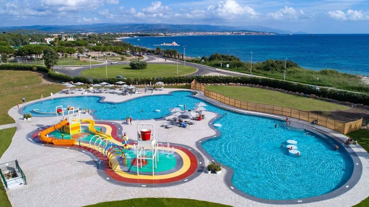 Fertilia Ski Chalet | Luxe Sanitary 5 pers. Villatent in Sardinia with Spray Park and Near at Beach