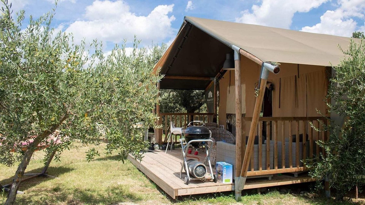 Bevagna Ski Chalet | Luxe Sanitary XL 6 Pers. Villatent at small-scale camping Pian di Boccio