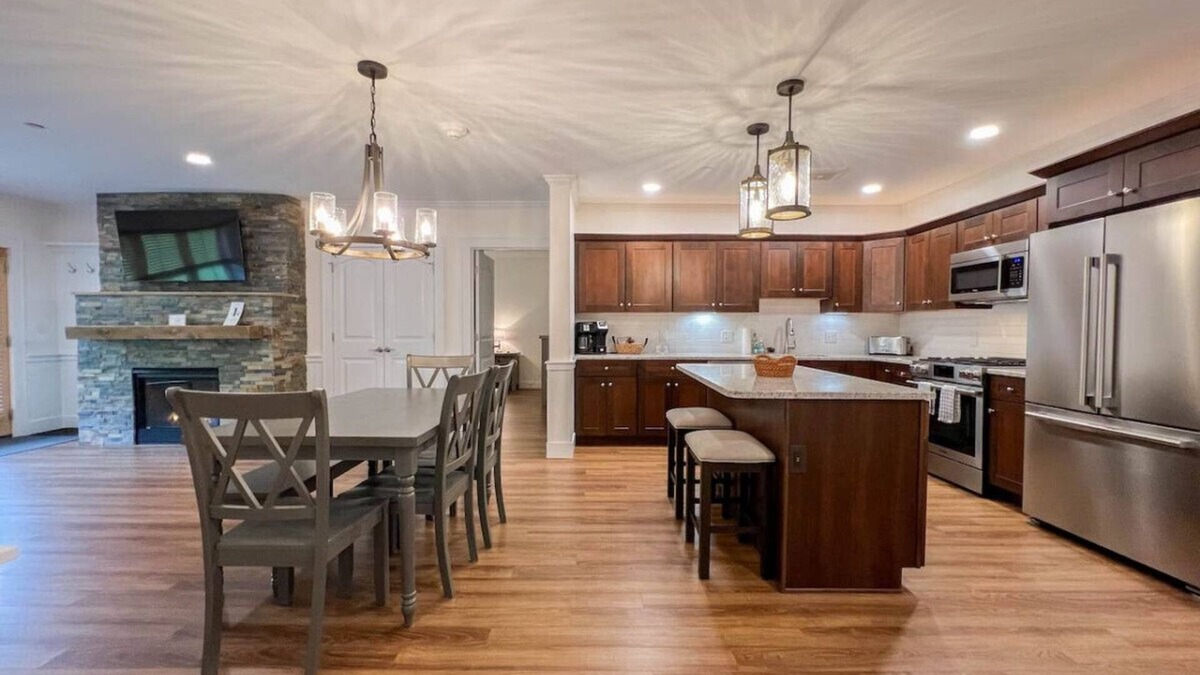 North Conway Condo | Luxe Ski In/Out | Pool, Hot tub, Hiking, N. Conway