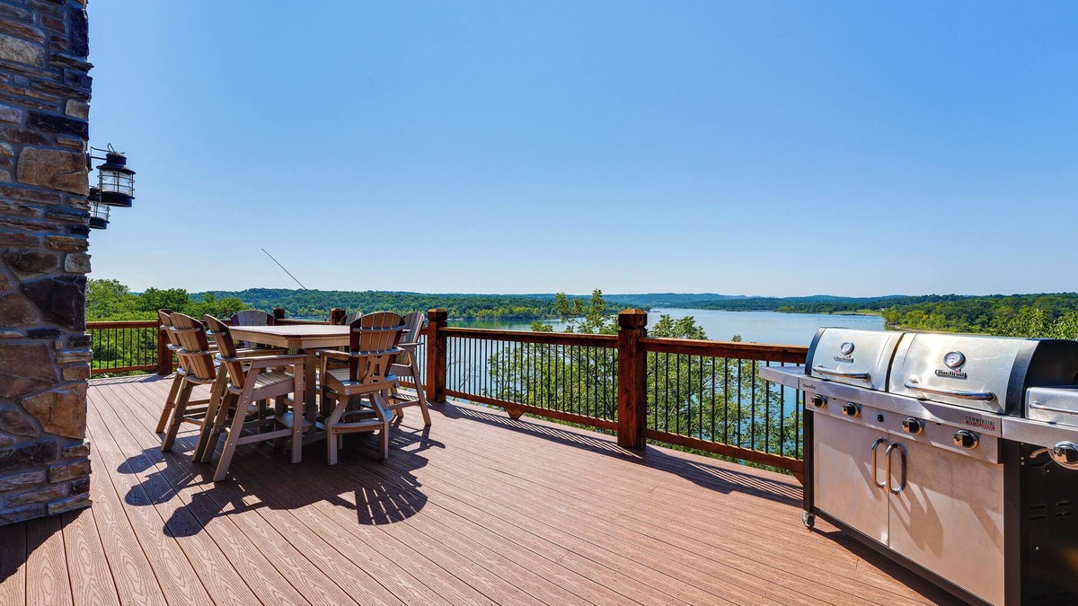 Lampe House | Luxe Table Rock Lake Vacation Rental with Hot Tub!