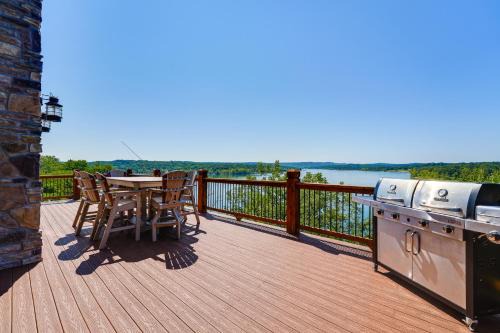 Lampe House | Luxe Table Rock Lake Vacation Rental with Hot Tub!