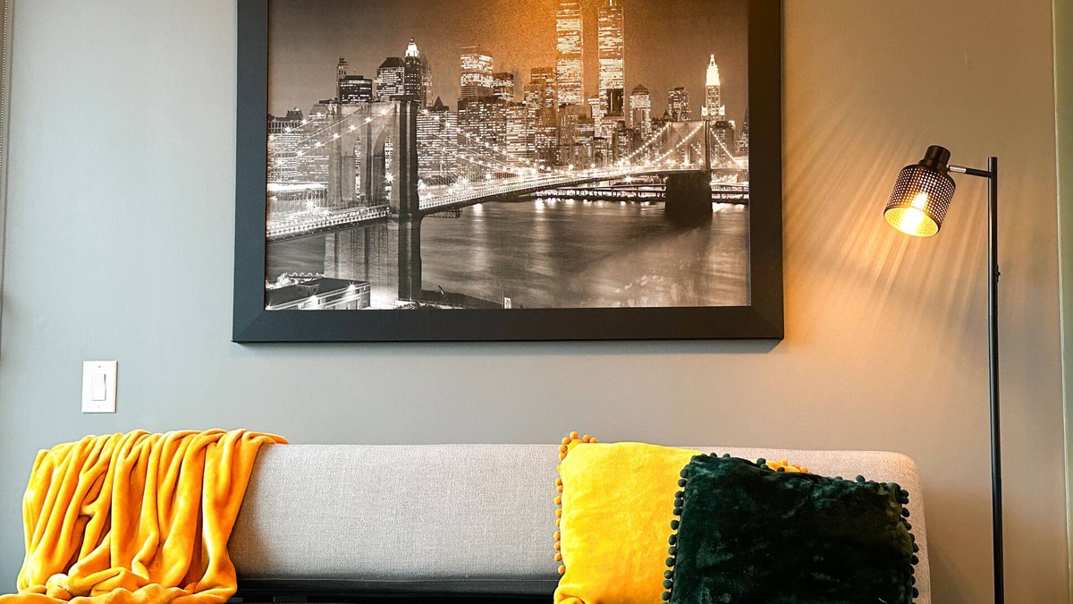 Wellington Place Condo | Luxe Urban Nest @ King & Bathurst with Heated Balconyn