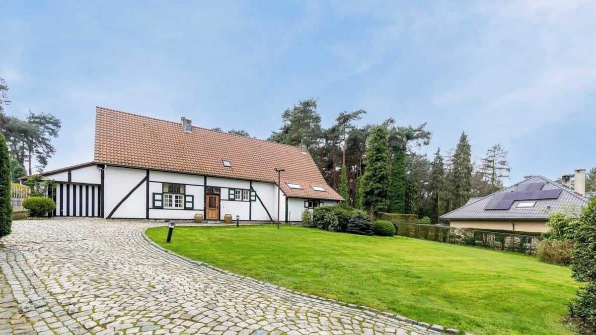 Laak Villa | Luxe Vacation Villa with swimming pool, 5 bedrooms, 12 guests