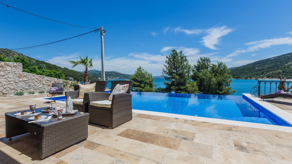 Marina Villa | LUXE! Villa by the sea with heated pool! 15 mins from Split airport, (OWNER)