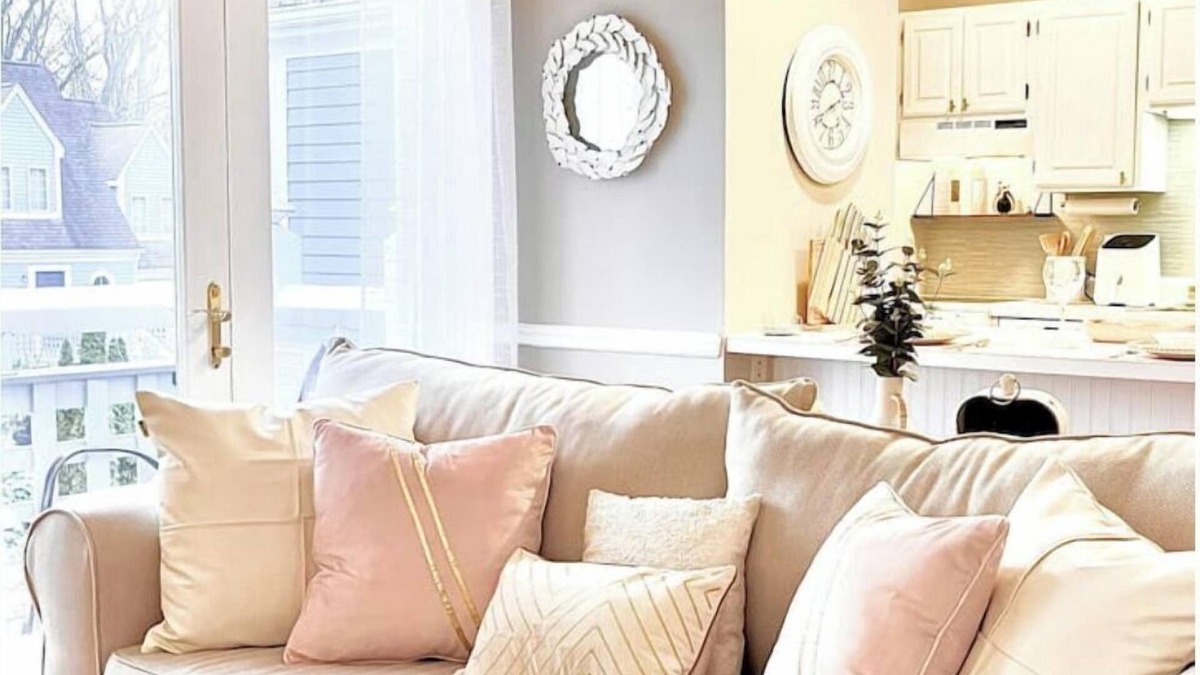 Norwich Condo | Luxe Villa- mins from Mohegan Sun with fireplace, jacuzzi, sauna/pools, and spa