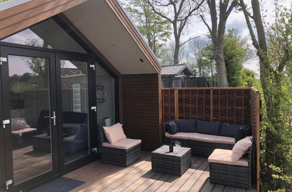 Elahuizen Apartment | Luxe vrijstaande chalet voor gezinnen en stellen met mooie bloementuin vlakbij het water