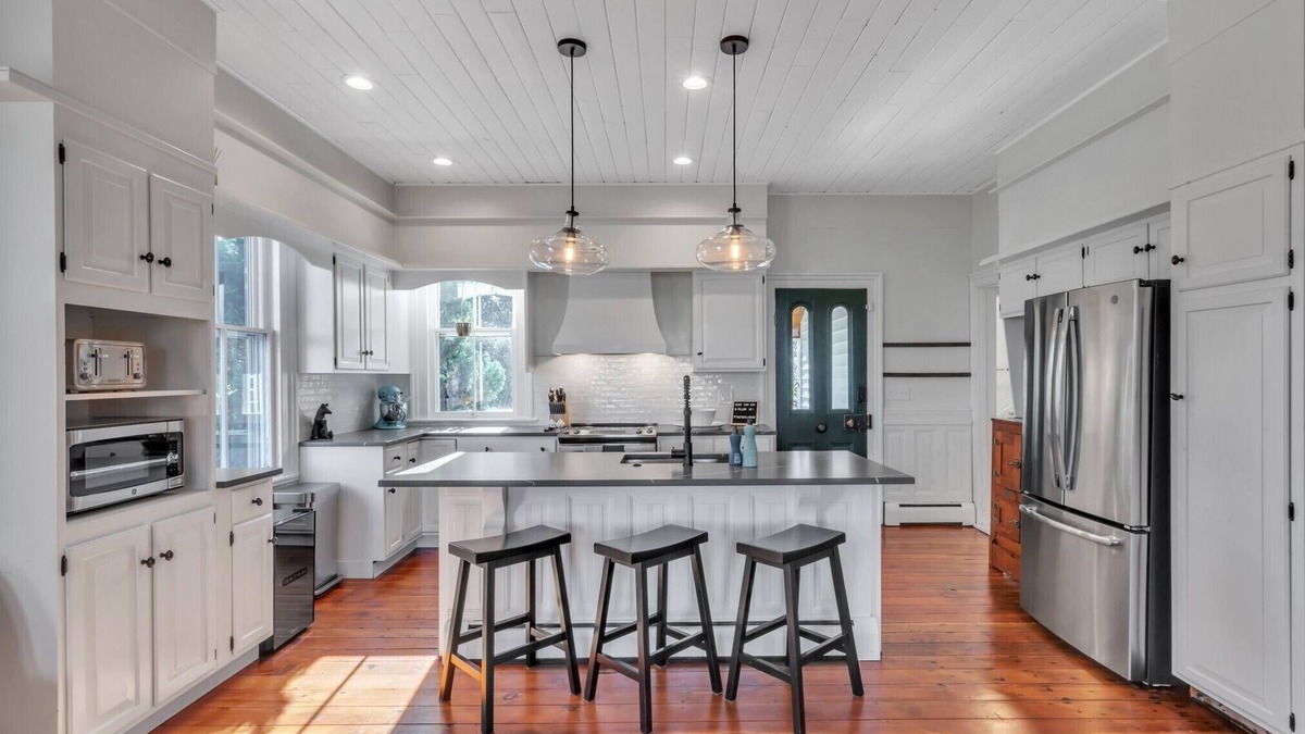 Bridgeton House | Luxe WATERFRONT Home - Welcome to The Foxtail