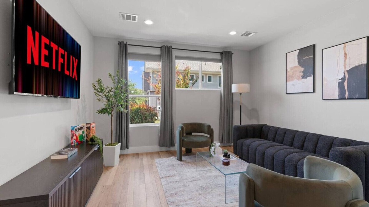 University Hills and Windsor Park House | Luxe Windsor Park Home - Sleeps 12+! 14 Min to DT!