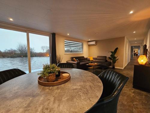 Leeuwarden Boat Rental | Luxe woonboot in de natuur aan doorgaand vaarwater