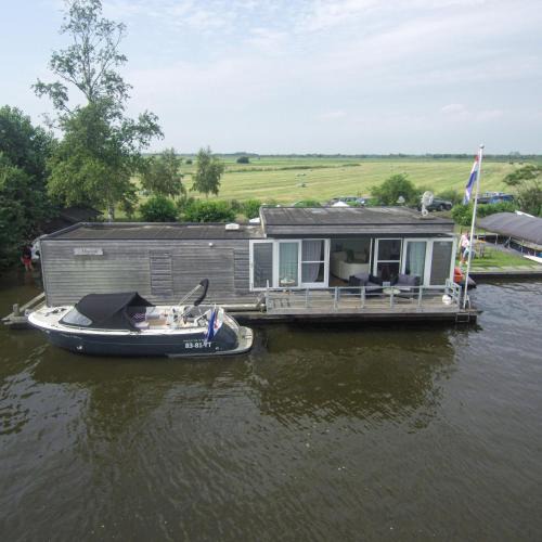 De Veenhoop House | Luxe woonboot unieke locatie Friesland Âlde Feanen