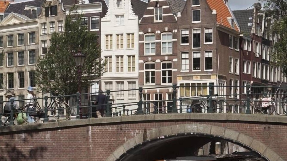 Amsterdam West Boat Rental | Luxerious Houseboat Amsterdam Family friendly near to Anne Frank House