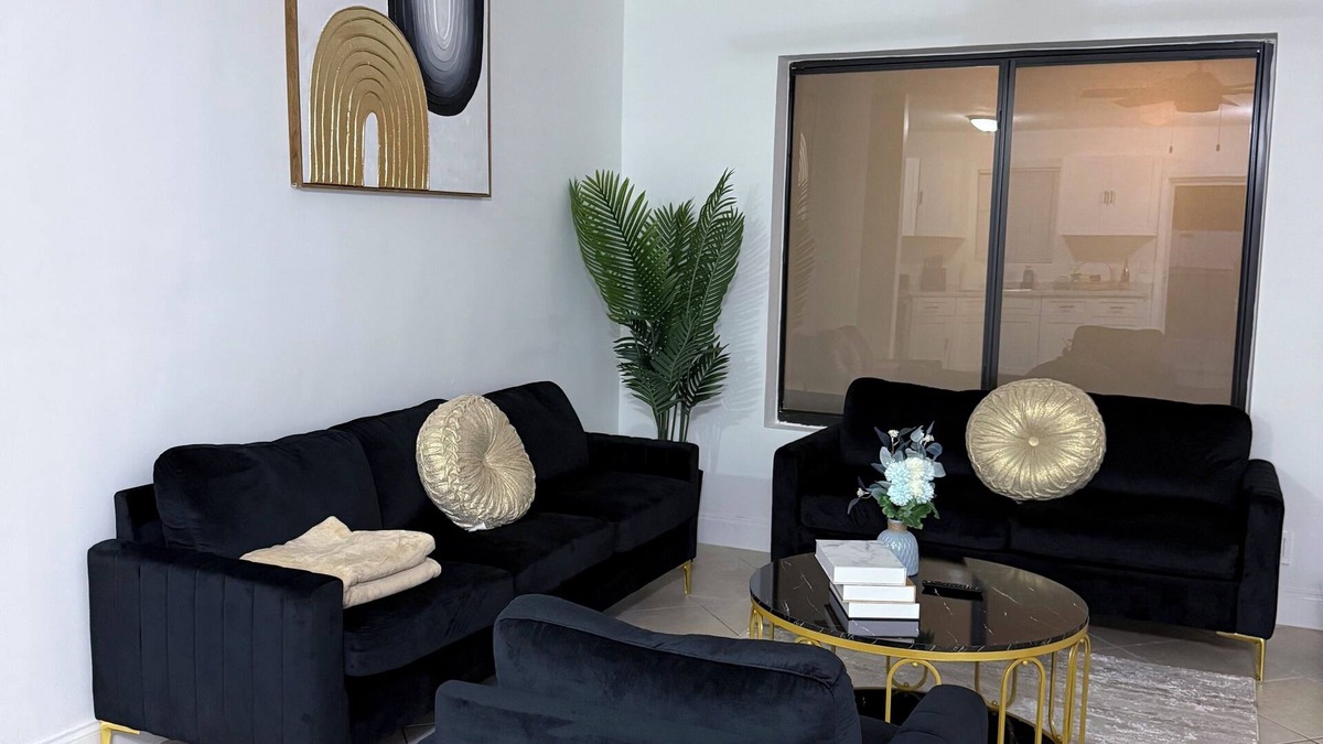West Hollywood House | Luxery house/pool/near airport/hard rock casino hotel/downtown Hollywood/beach