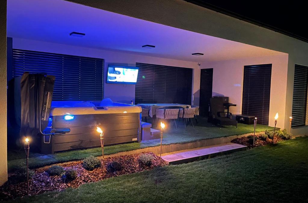 Fertoszentmiklos Villa | LuxHome by Lake Neusiedl with Jakuzzi