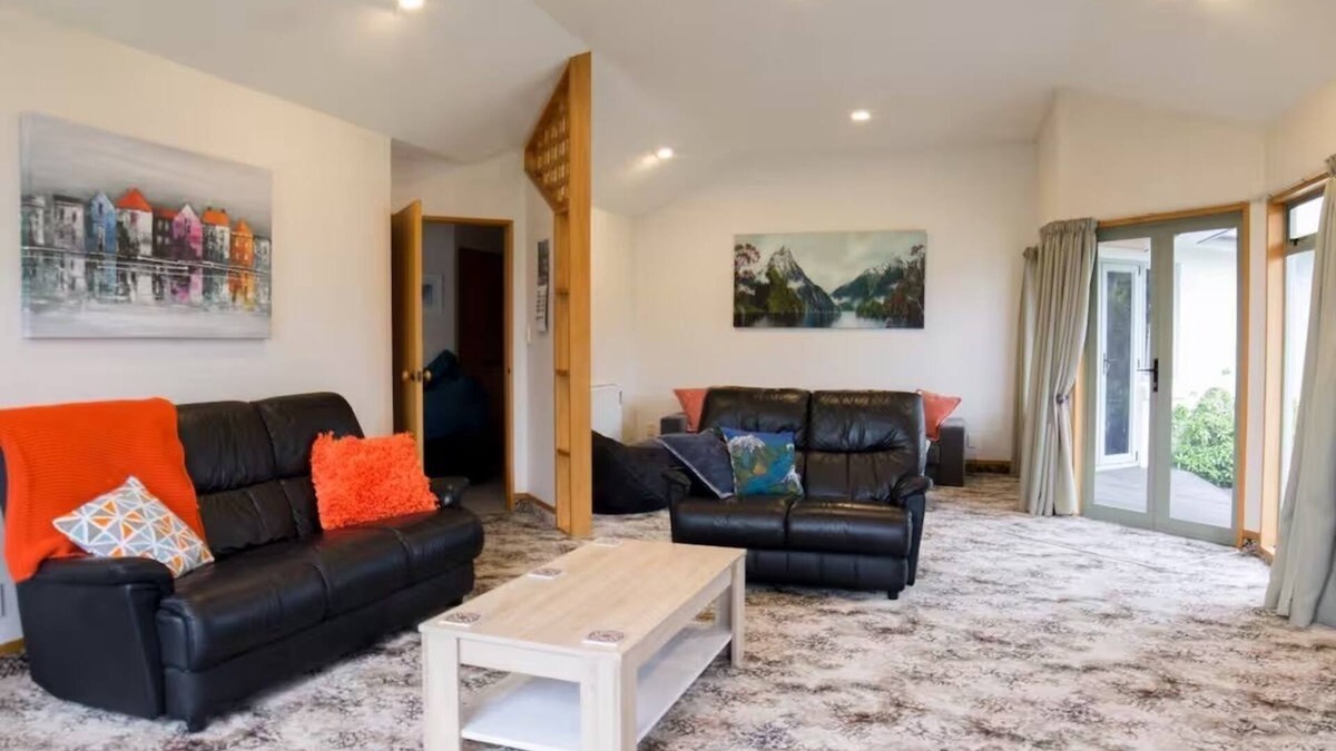 Te Anau House | Luxmore House * Perfect Location *Free Fibre WiFi