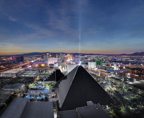 Las Vegas Strip Hotel | Luxor Hotel & Casino by Suiteness