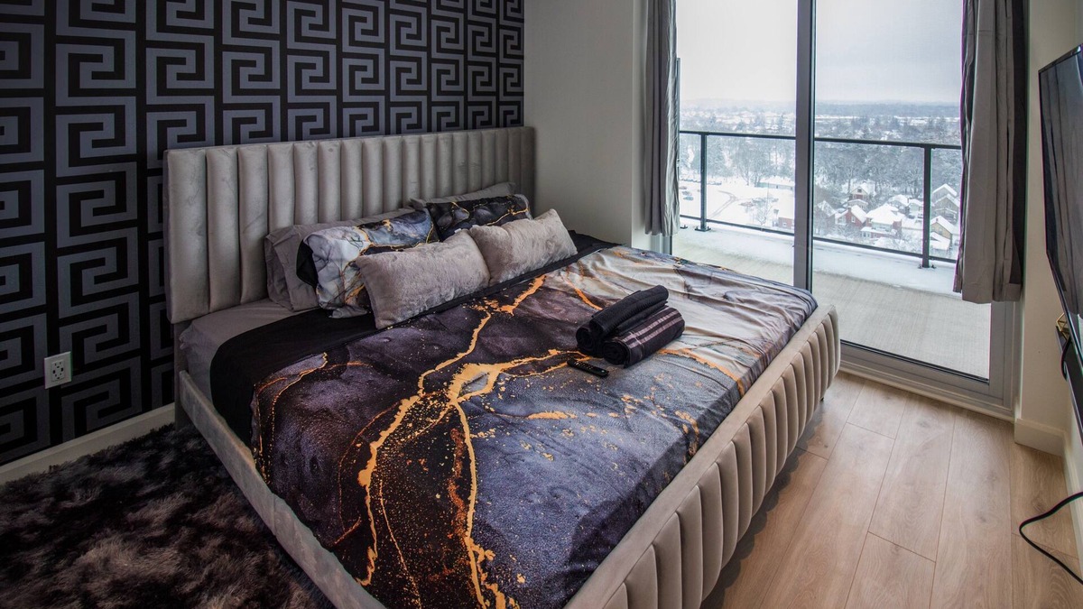 Kitchener Condo | Luxorious High Rise King Suite With Underground Parking