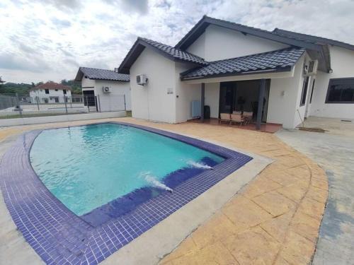 Alor Gajah Villa | Luxpro Karaoke Private Pool Villa 218