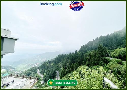 The Mall Road Hotel | LUXUARY STAY Hotel AAKARSHAN ! MUSSOOIRE Near MALL ROAD - FAMILY HOTEL And Private Parking Facilities-A Top Rated Hotel IN MUSSOORIE
