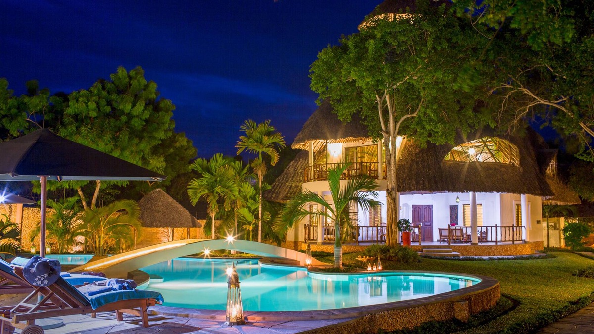 Diani Beach Villa | Luxuary villa at Diani Beach for 8 people, private, staff, pool, garden, gym