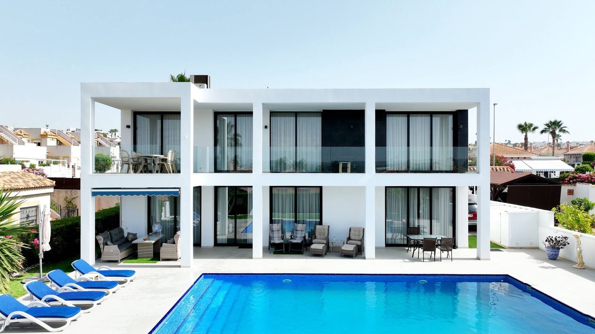 San Fulgencio Villa | Luxuary Villa with large outdoor area and swimming pool and children's play area