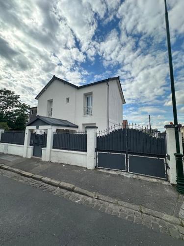 Colombes Villa | Luxueuse Villa Neuve avec Jardin