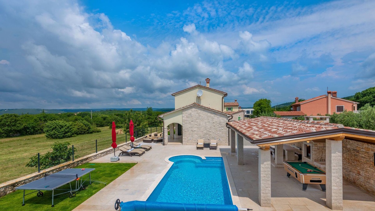 Brgod Villa | Luxuriöse Villa mit Beheiztem Pool, 2km zum Strand