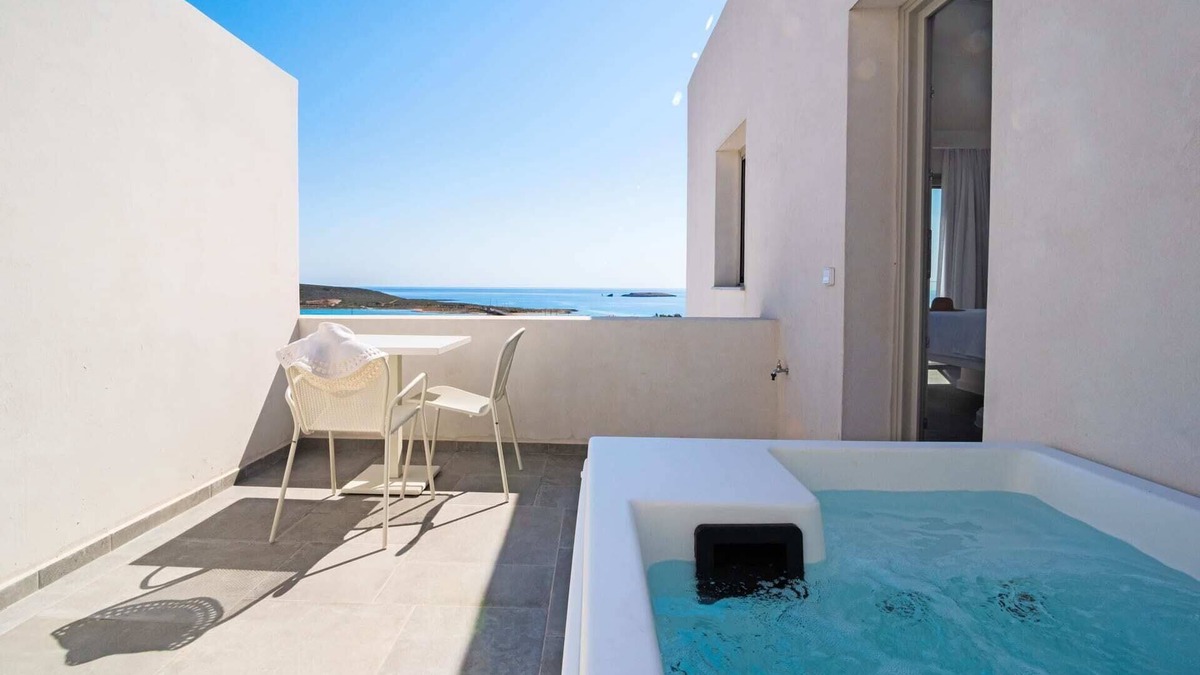 Diakofti Apartment | Luxuriate in MakriKythera's Private Jacuzzi Suite