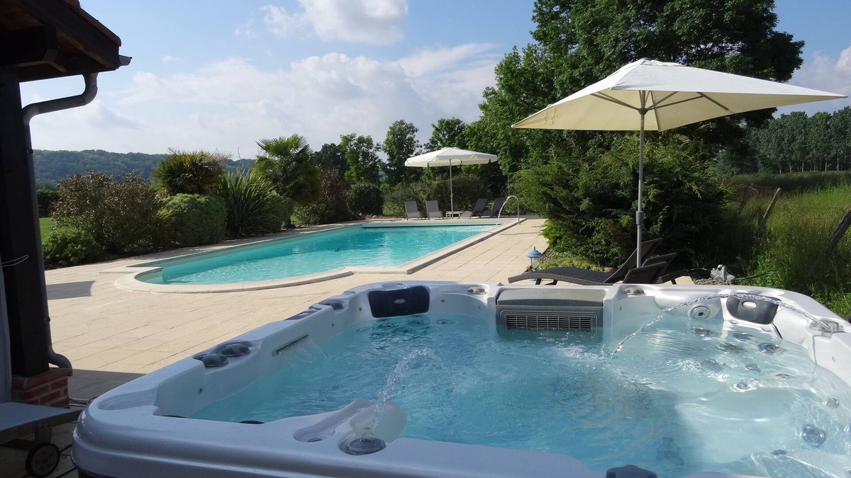 Castelnau-Riviere-Basse Cottage | Luxurious, charming detached 4 star tourisme gite with swimming pool& jacuzzi
