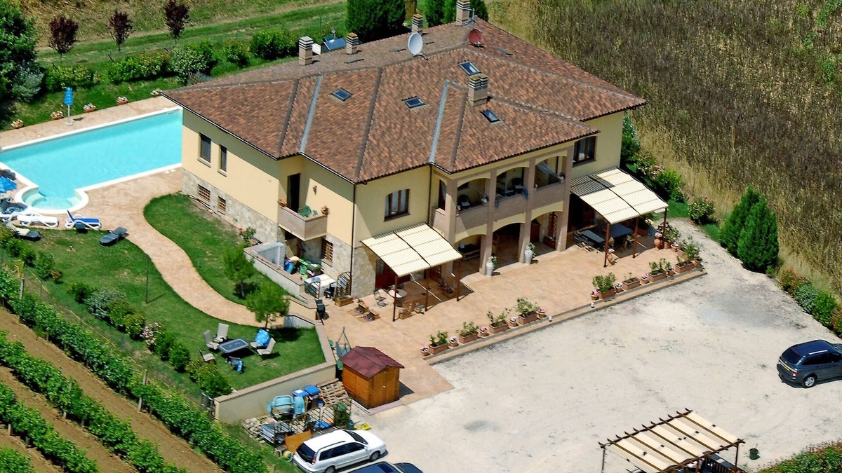 Bagnaia Villa | Luxurious Country Villa, large private pool & professional kitchen, near Perugia
