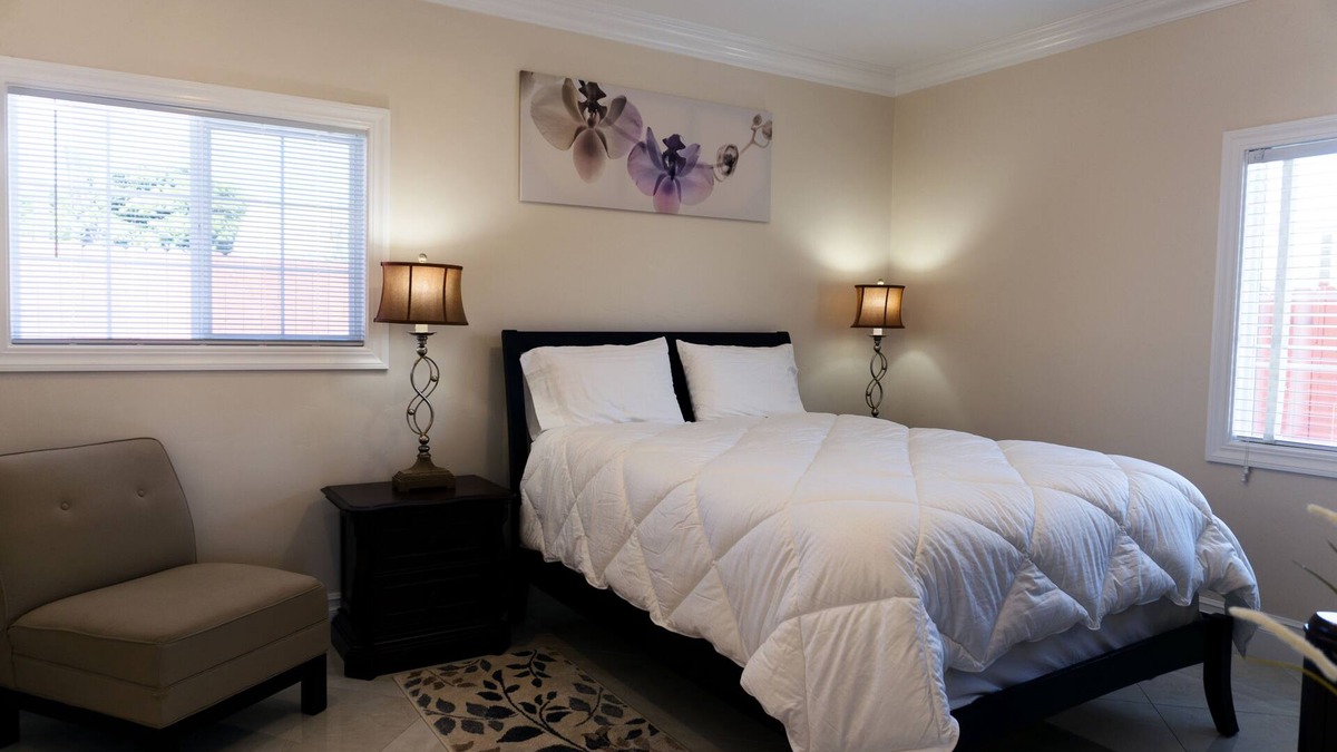 East Palo Alto House | Luxurious 1 Bed 1 Bath - Living Room & Kitchenette. 600sqft.