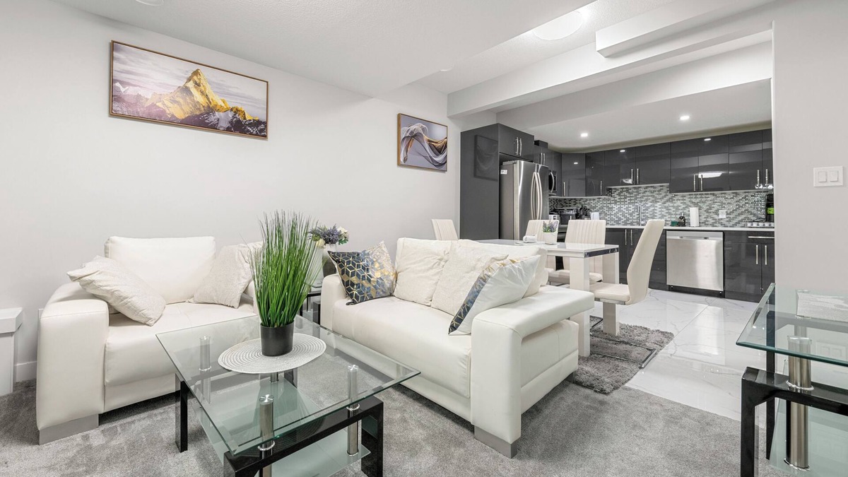 Beaumont House | Luxurious 1 bedroom + Den Near Edmonton International Airport