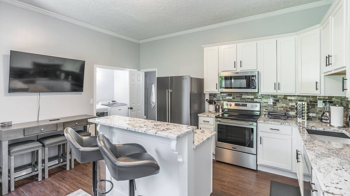 Downtown House | Luxurious 1-bedroom with Free Parking