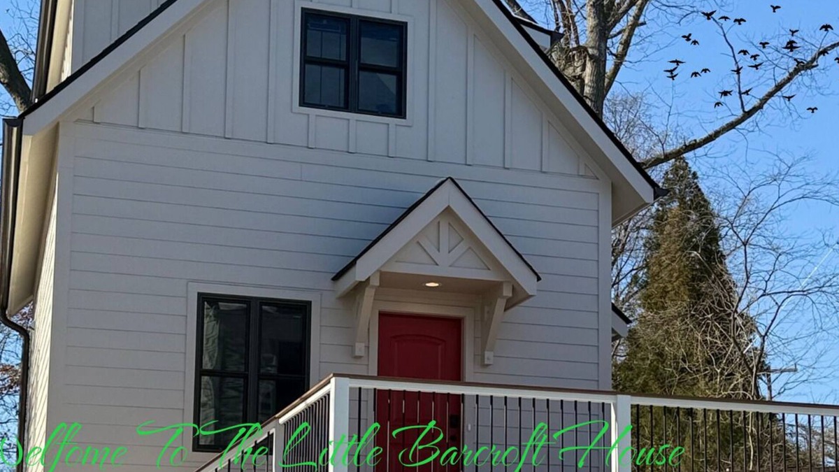 Arlington House | Luxurious 1-BR tiny house in Arlington, VA near Washington DC + deck/backyard