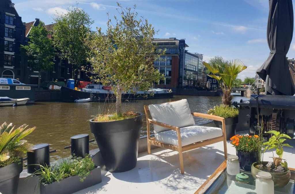 Nieuwmarkt en Lastage Boat Rental | Luxurious 110m² 3br Houseboat in Amsterdam Centre!