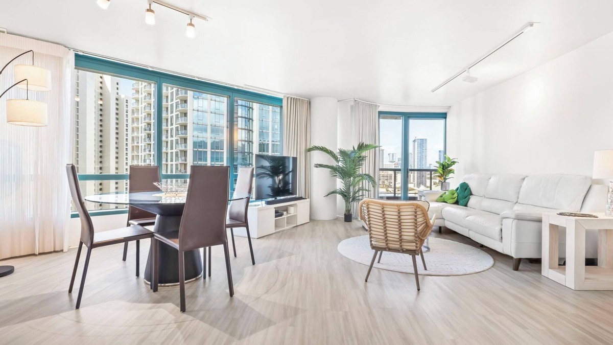 McCully - Moiliili Condo | Luxurious 2-Bdrm, 2.5-Bath Condo with Parking & Fitness Center in Prime Waikiki!
