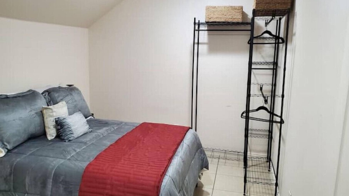 Pearland Apartment | Luxurious 2 Bdrm Garage Apartment - Convenient 2 Downtown Houston