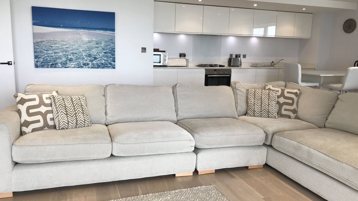 Newquay Apartment | Luxurious 2 bedroom apartment, fabulous views, 3 minute walk from Fistral Beach