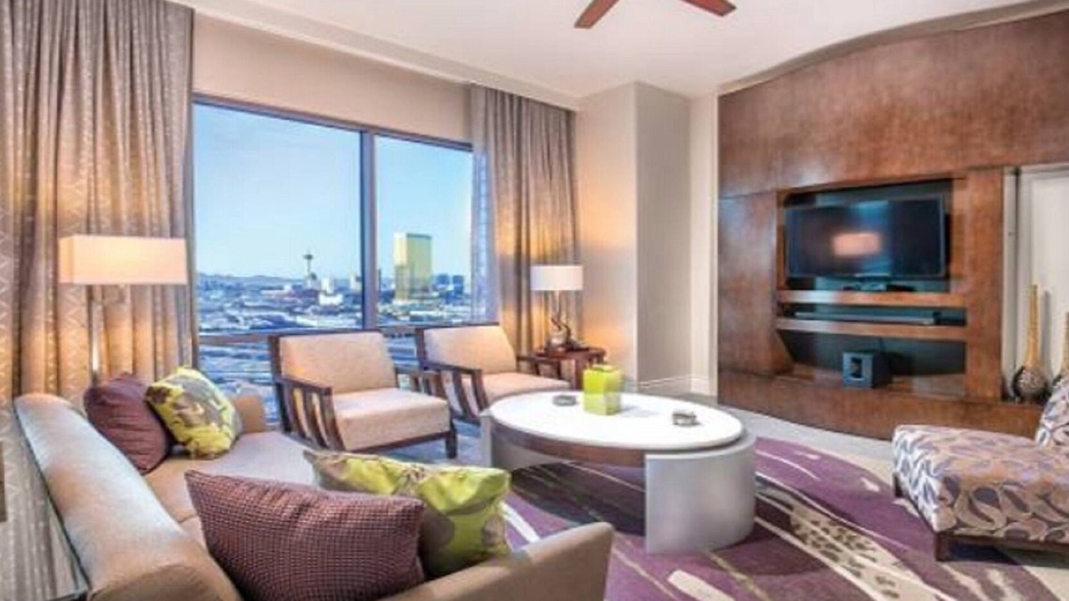 Las Vegas Condo | Luxurious 2-Bedroom Condo w/Kitchen, Pool, 24/7 Free Shuttle to Strip