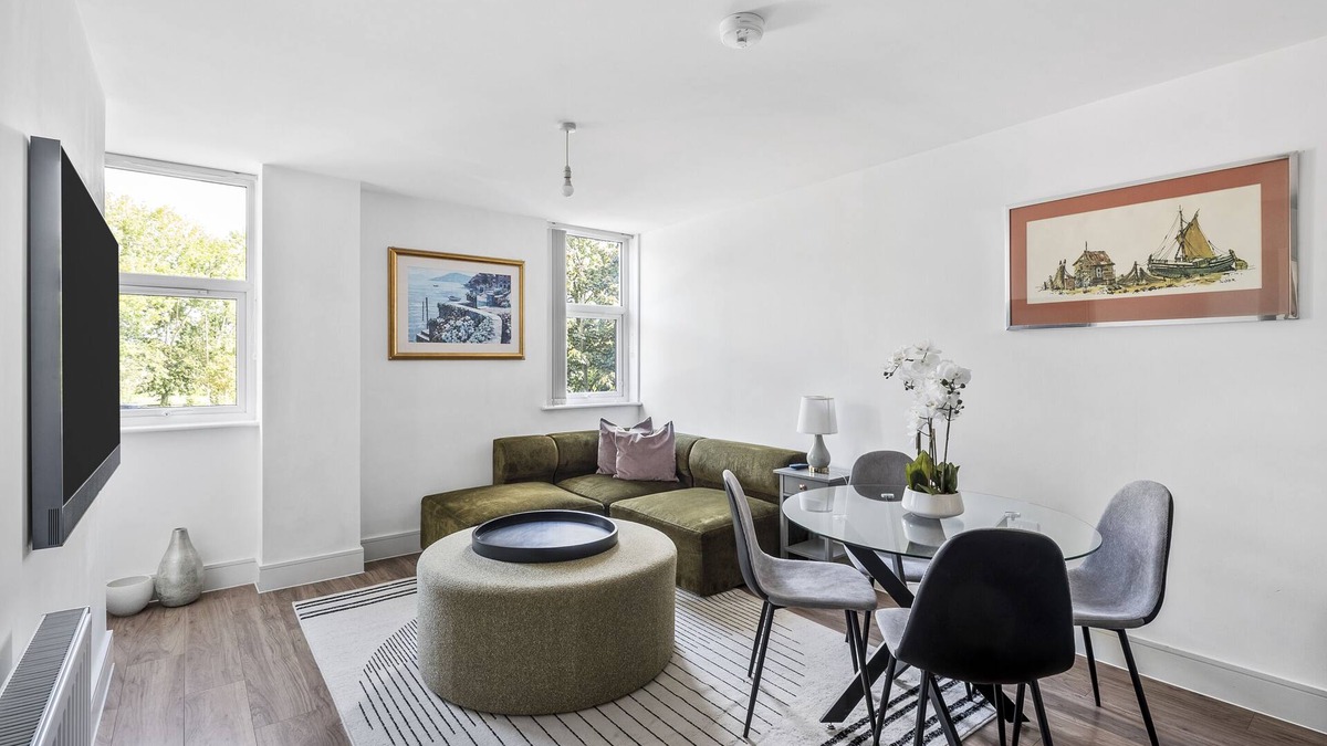 Chelmsford Apartment | Luxurious 2 Bedroom Apartment with Free Parking