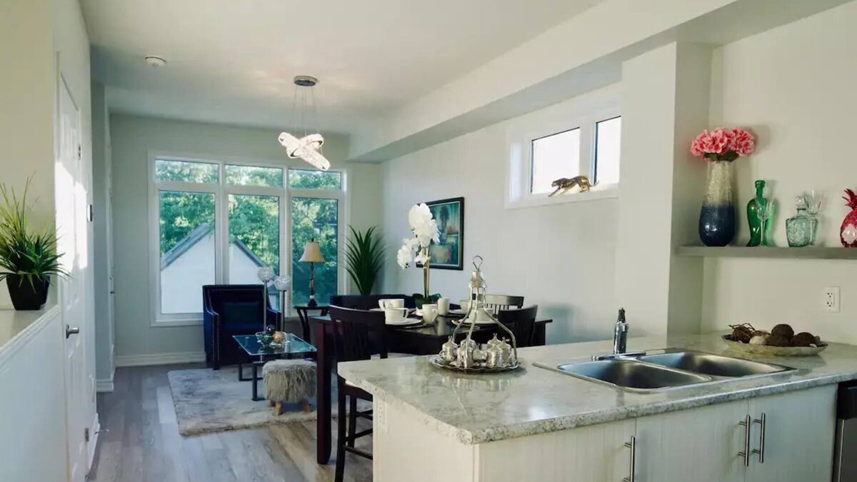 Beamsville House | Luxurious 2 Bedroom Townhouse