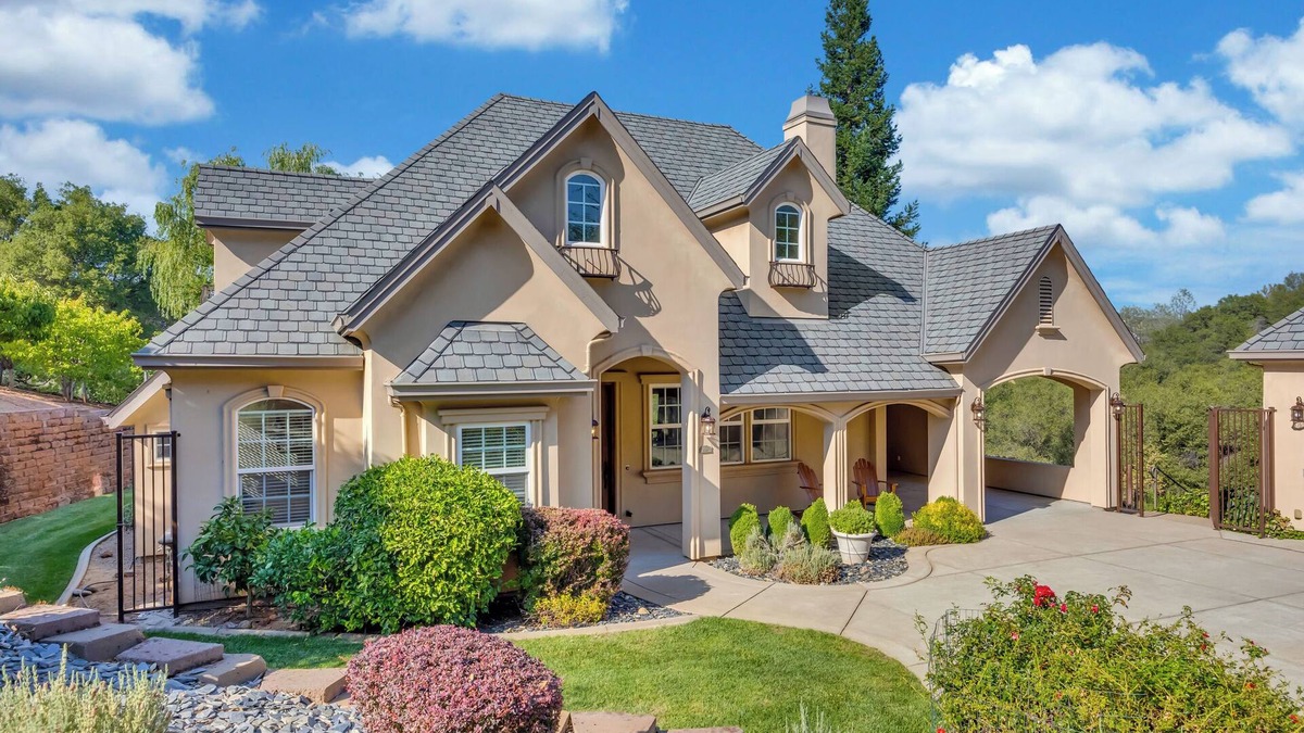 Placerville Cottage | Luxurious 2 bedroom cottage with AC, wifi, hot tub and much more.