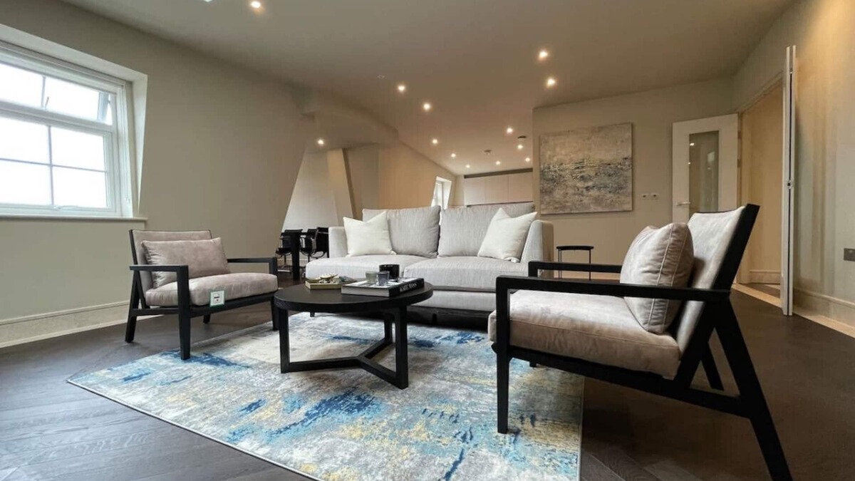 Chigwell Apartment | Luxurious 2 BR, 2 BA Apt, Desirable Chigwell