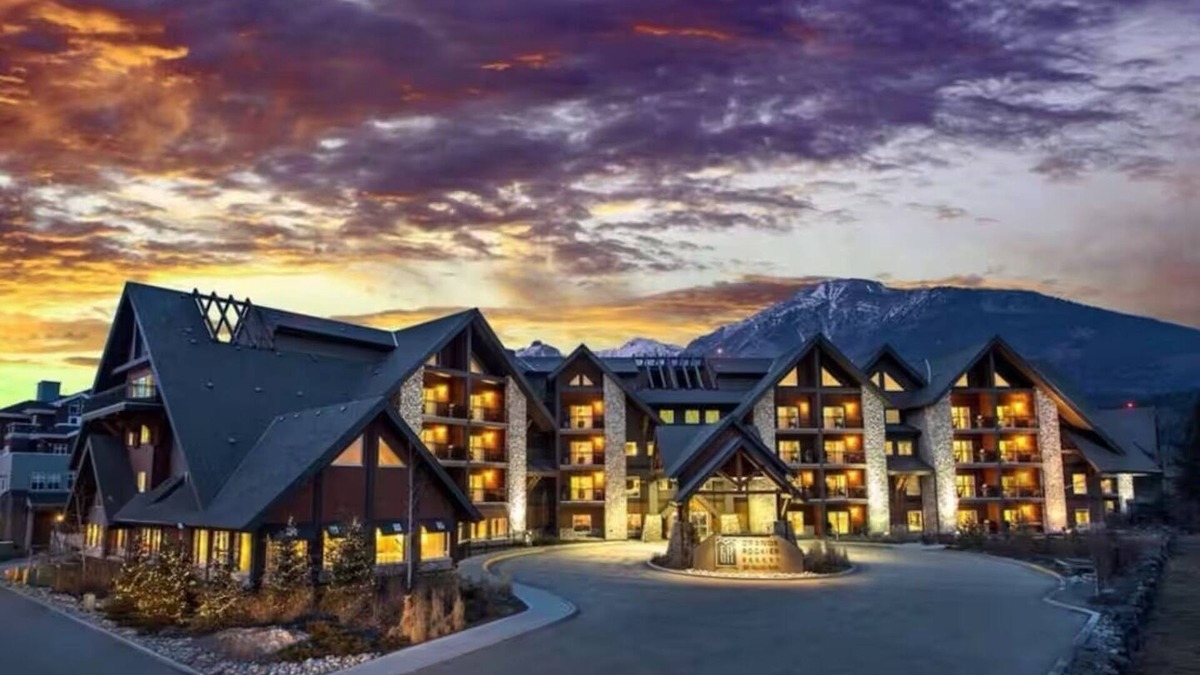 Canmore Condo | Luxurious 2-Story Penthouse | 5 Beds | Water Park Access | 5-Star Mountain Views