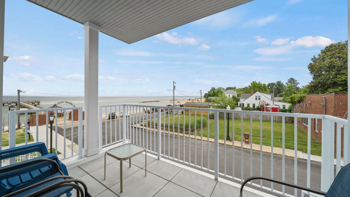 Issue Condo | Luxurious 3 Bedroom Riverfront Condo with Private Deck