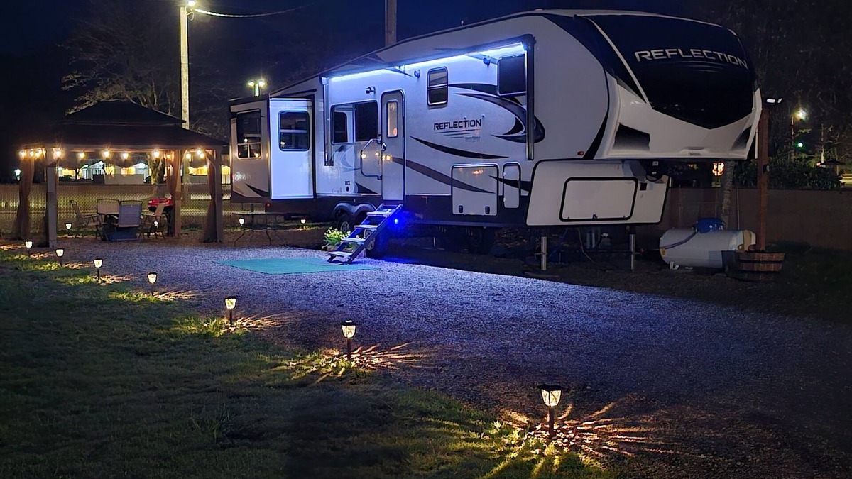 Forks House | Luxurious 37' 5th Wheel. Enjoy all the fun of Glamping