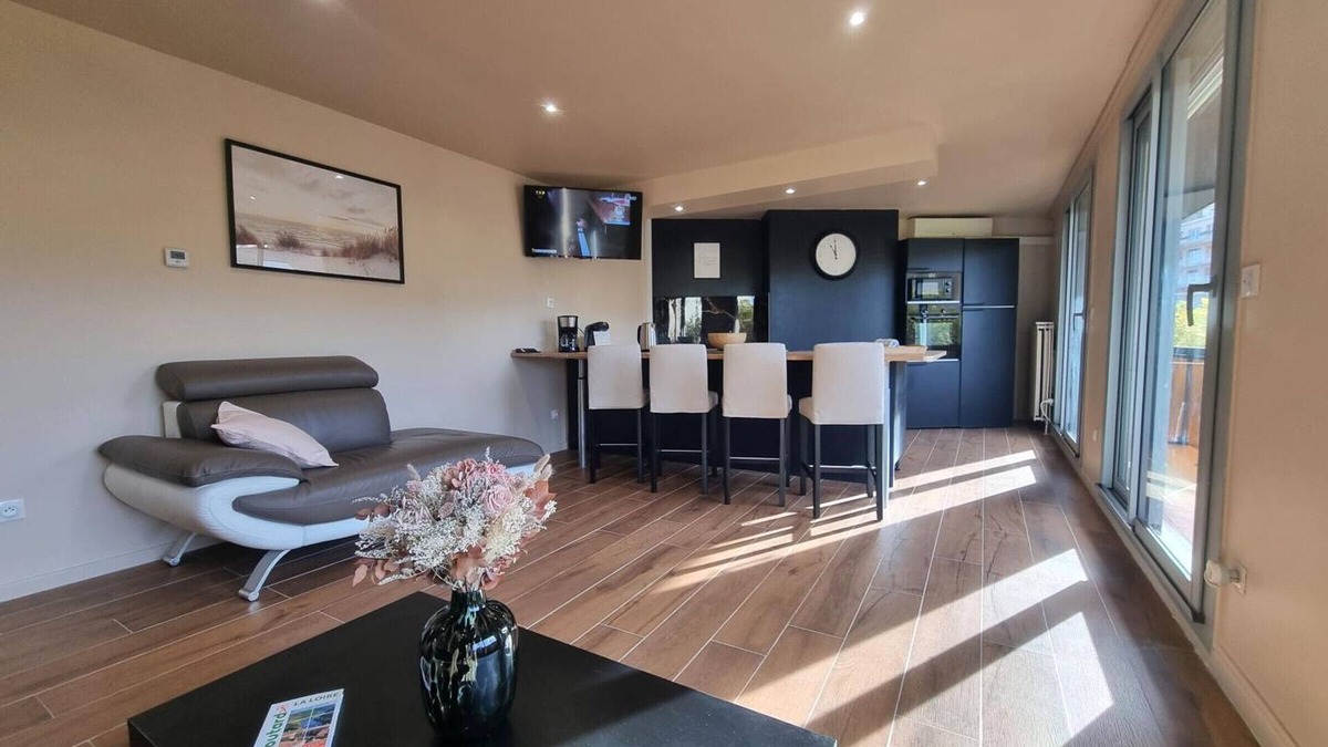 Saint-Chamond Apartment | Luxurious 3rd-Floor Apartment with Balcony, Wellness Area & Parking in Saint-Chamond