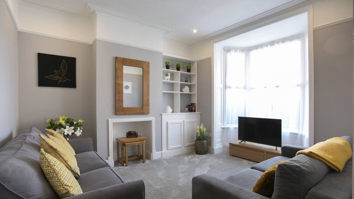 Aylestone House | Luxurious 4 Bed House, Sleeps 11, Close to Kingpower Stadium