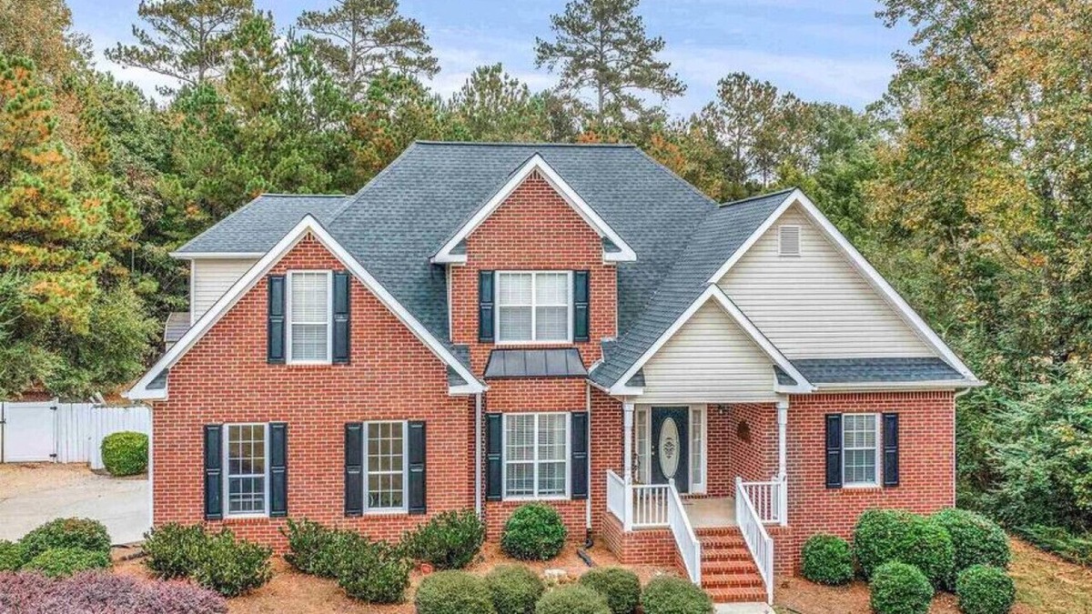 Griffin House | Luxurious 4-Bed w/Pool: Prime Location & Comfort